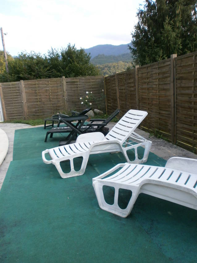 La plage de la piscine