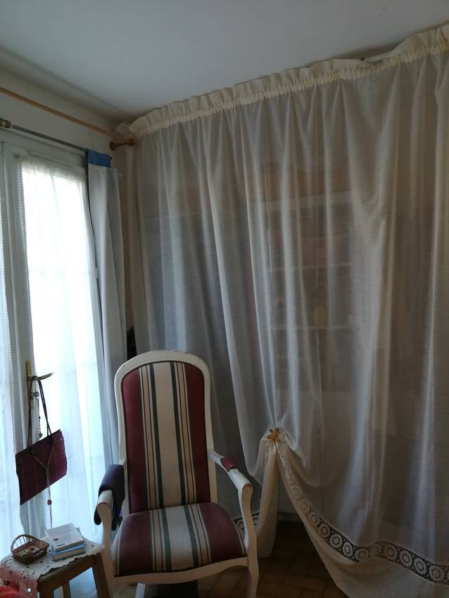 Dressing derrière rideau.