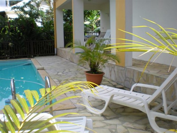 La terrasse, en bordure de piscine