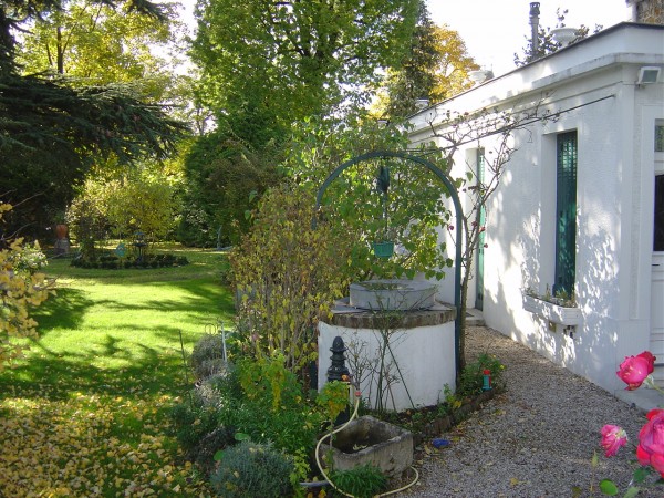 jardin avec tables et chaises