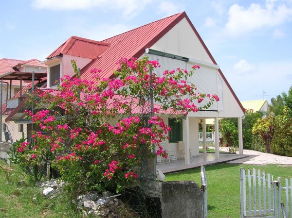 vue extérieure de la villa, côté savane