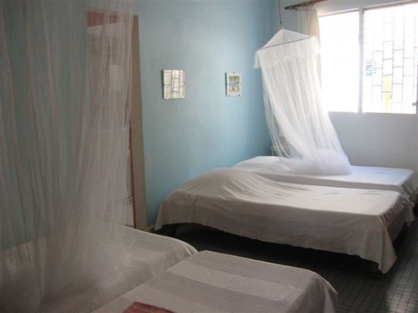 Chambre climatisée avec 4 lits simples