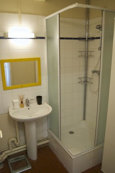 Salle de bain avec douche