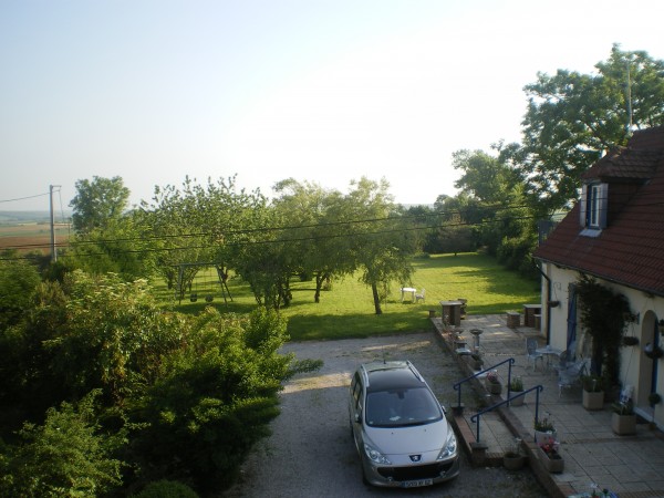 Jardin, parking pour 6 voitures.