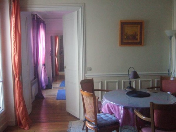 Salon, vue sur chambre 1