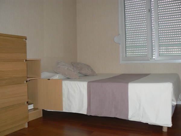 CHAMBRE avec une fenetre