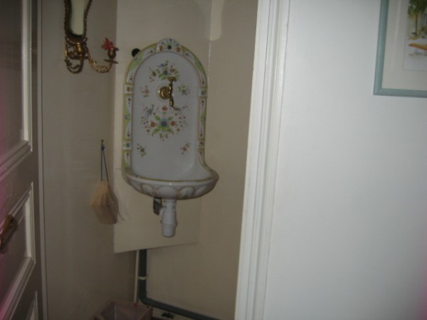 FONTAINE, le WC est à côté