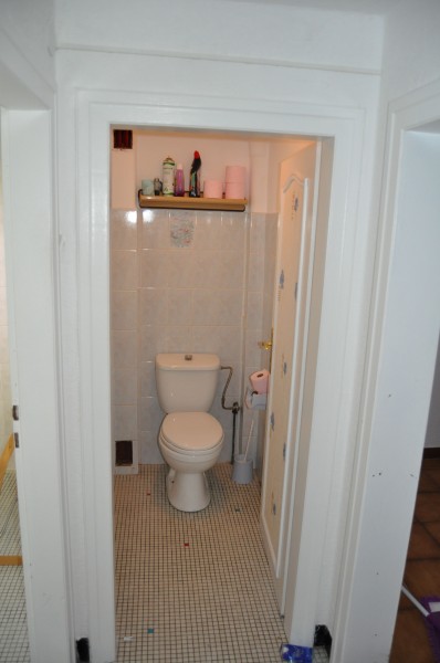 WC séparé à côté de la salle de bains