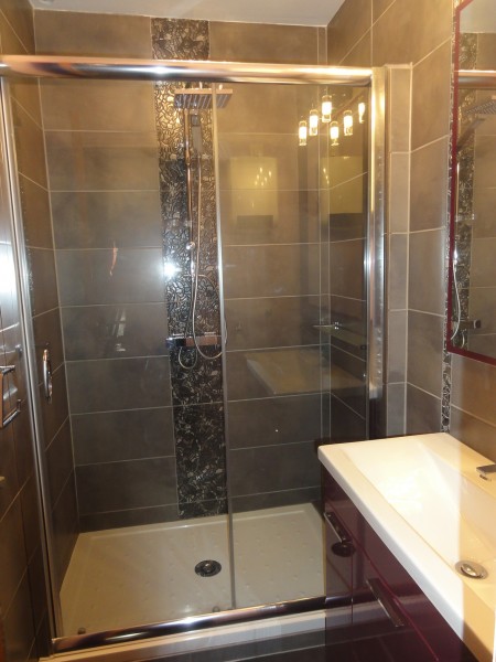 Salle de bain avec douche.