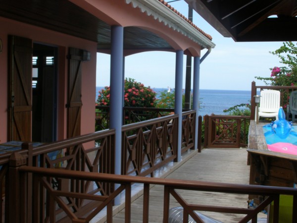 La piscine vue sur mer entrée fermée