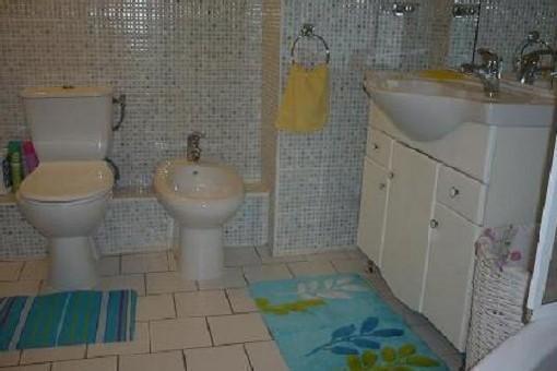 SALLE DE BAIN AVEC BAIGNOIRE
