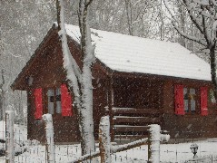 le chalet l'hiver sous la neige