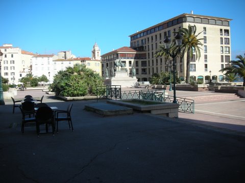 Autre vue de la place