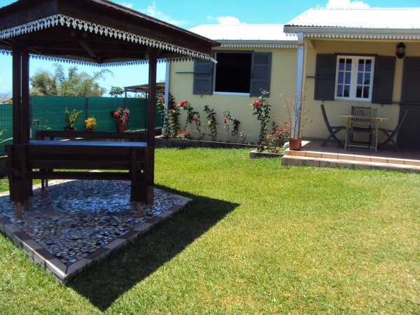 Kiosque situé à l'avant du jardin
