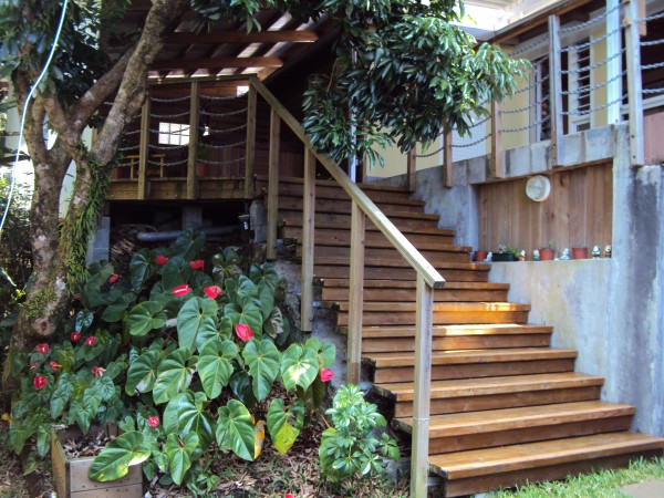 Escalier reliant terasse et coin cuisine bois