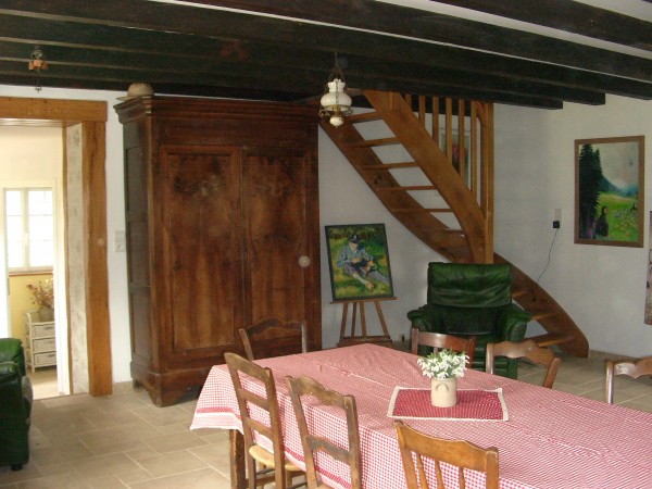 Grande pièce à vivre avec l'accès aux chambres