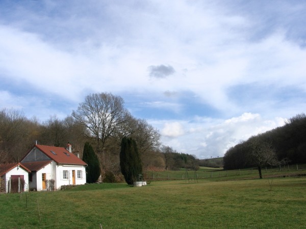 Vue sur les prés vallonnés