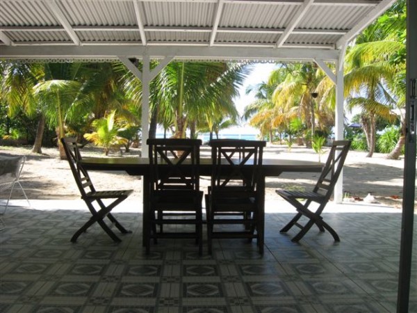 Terrasse sur le jardin et la plage au bout du jardin