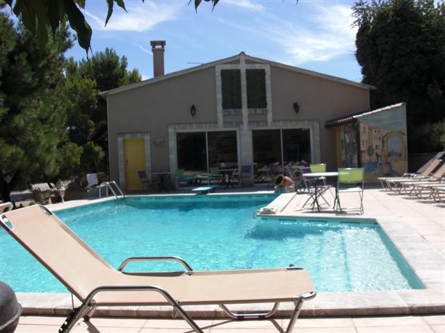 Vue sur la piscine et les chambres d'hôtes