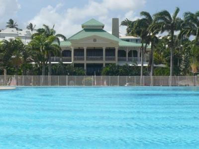 Belle et grande Piscine
