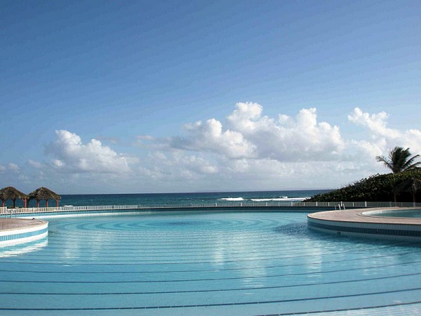 Piscine à débordement