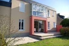 Dans maison face à la mer et sur 3500m2 de jardin.