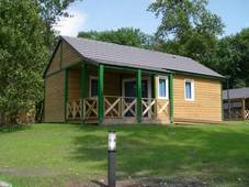 Location de vacances au bord d'un lac à Laroin-Pau.