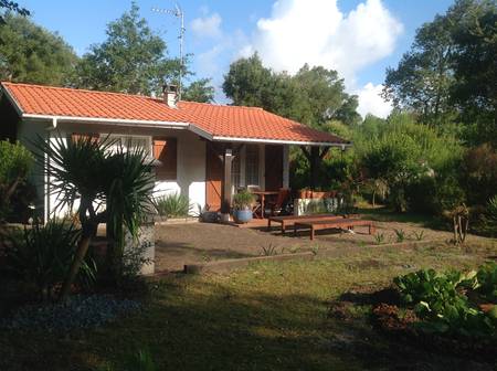 Maison indépendante avec jardin privatif près de la Plage des Casernes. 