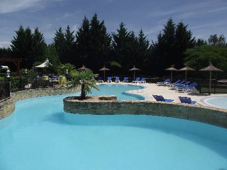 Chalet situé en bordure de rivière dans un Domaine verdoyant de 3 hectares.