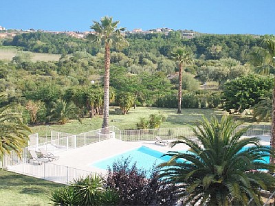 Studio dans résidence à Saint-Florent, avec piscine et vue sur de la mer.