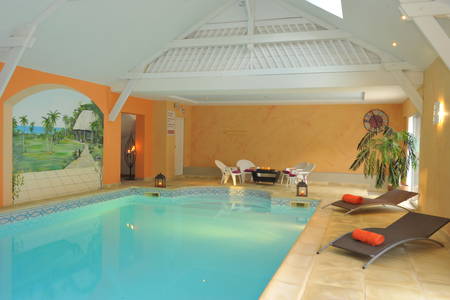 Gîte avec piscine couverte et espace détente sauna hammam jacuzzi à l'année.