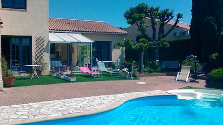 Location maison indépendante dans villa, piscine, 10 minutes des plages.