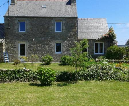 Maison en pierres, à la campagne, à Kerlouan.
