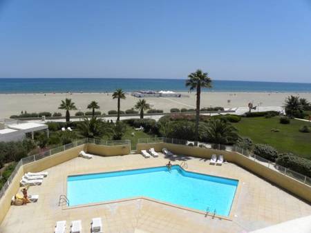 Résidence avec piscine accès direct plage.