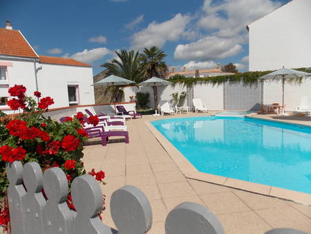 Location de gîtes dans une résidence au coeur d'un village proche de l'océan.