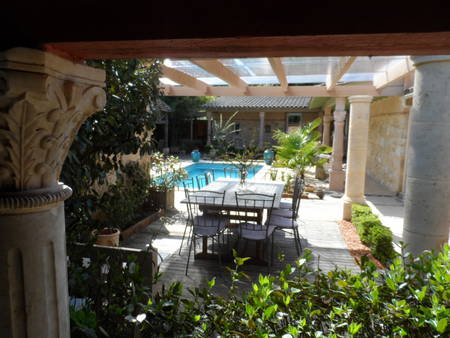 Villa centre ville, 3 chambres séjour cuisine piscine.