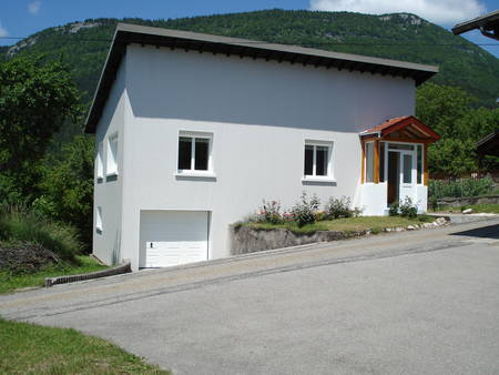 Maison indépendante dominant le village, vue magnifique.