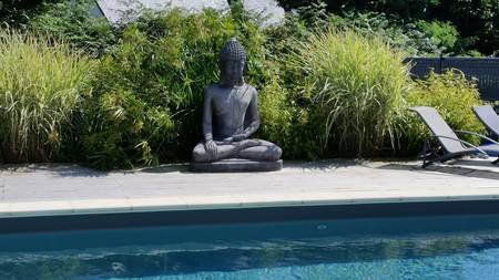 Maison avec piscine chauffée de 9 x 4 m et nombreux loisirs.