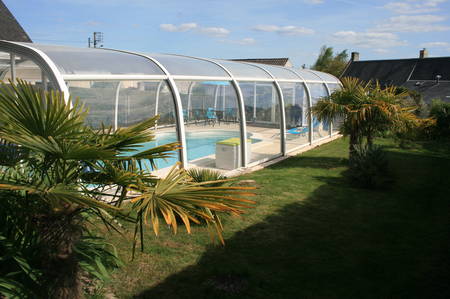 Location gîte avec une piscine couverte.