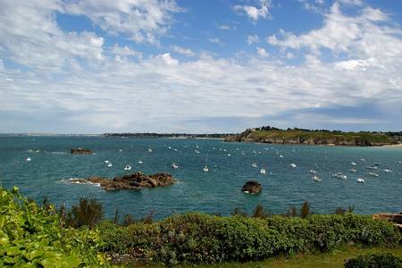 Location Saint Lunaire, proche plages, jardin, wifi.