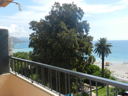 Location saisonnière d'un T3 sur la Côte d'Azur à Menton.
