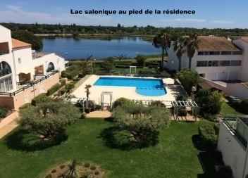 T2 tout confort avec piscine et parking privés au pied du lac.