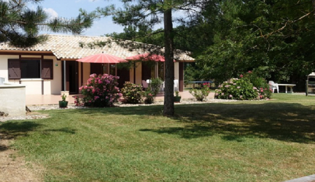 Gîte de 95 m² avec piscine privative chauffée et tennis privé. 