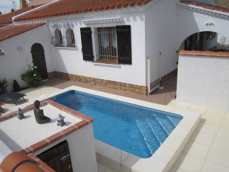 Villa avec piscine privée à 300 mètres de la plage.