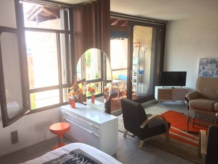 Location appartement rénové avec vue baie 100m plage.