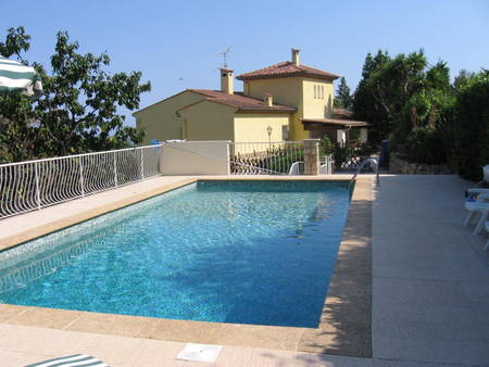 Appartement dans villa, rez de-jardin, 3 chambres, 8 personnes piscine privée.