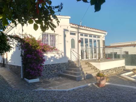 Location d'une villa avec un jardin au calme et à proximité mer et montagne. 