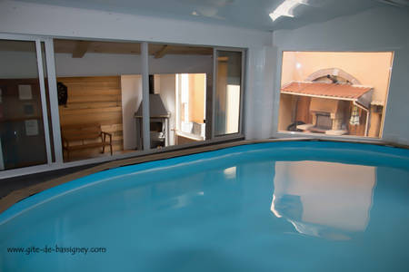 Location gîte avec piscine intérieure, sauna, salles de jeux.