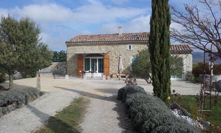 Le cabanon avec piscine et spa.