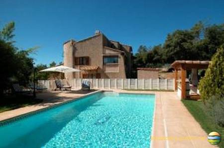 Rez-de-jardin dans villa avec piscine.